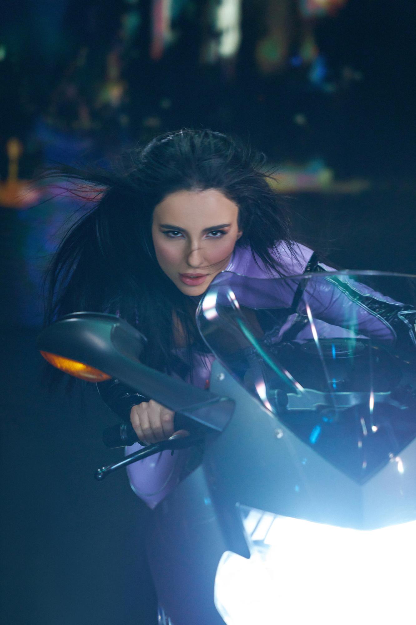 "No cocaina": Анна Трінчер заспівала про любов, що перетворюється на залежність (відео)